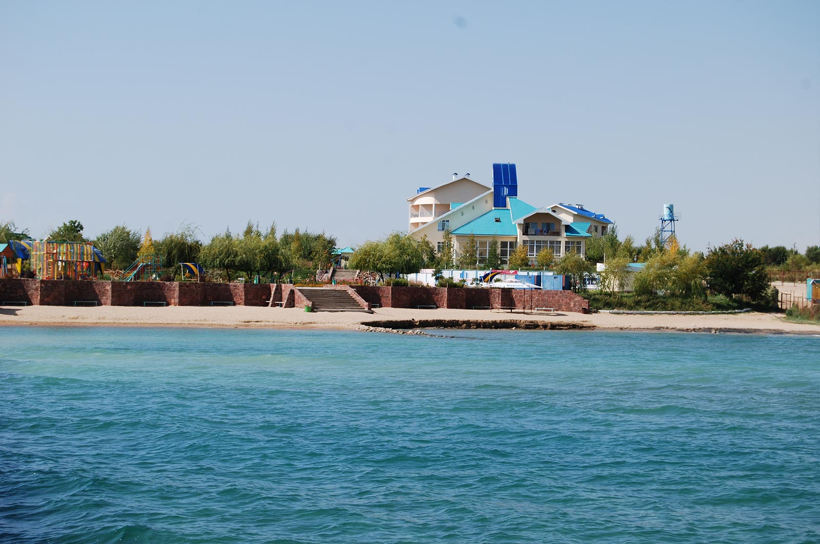 Вид с пирса на отель Три Короны на озере Иссык-куль
