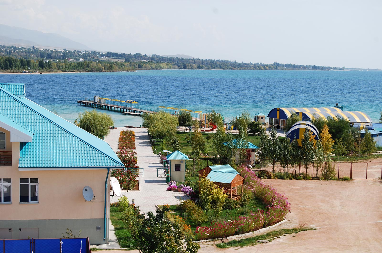 Вид на пляж. Отель Три Короны на озере Иссык-куль